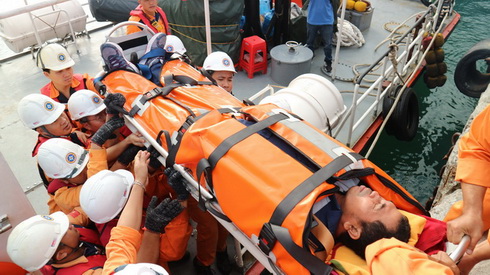 Lực lượng cứu nạn đưa thuyền viên bị bệnh nặng lên bờ