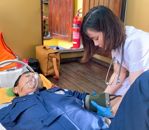 Nhân viên y tế kiểm tra tình trạng bệnh thuyên viên người Indonesia