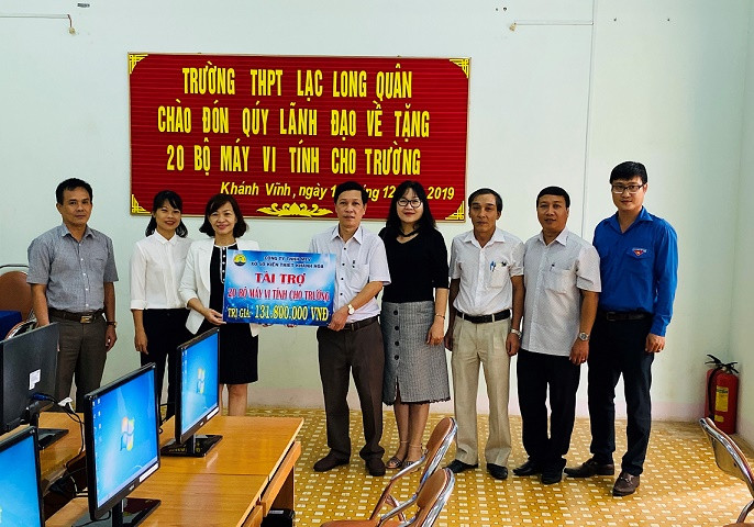 Đại diện Công ty và lãnh đạo Sở Giáo dục và Đào tạo trao máy tính cho Trường THPT Lạc Long Quân (huyện Khánh Vĩnh). 
