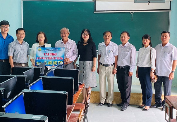 Đại diện Công ty và lãnh đạo Sở Giáo dục và Đào tạo trao máy tính cho Trường THPT Lạc Long Quân (huyện Khánh Vĩnh). 