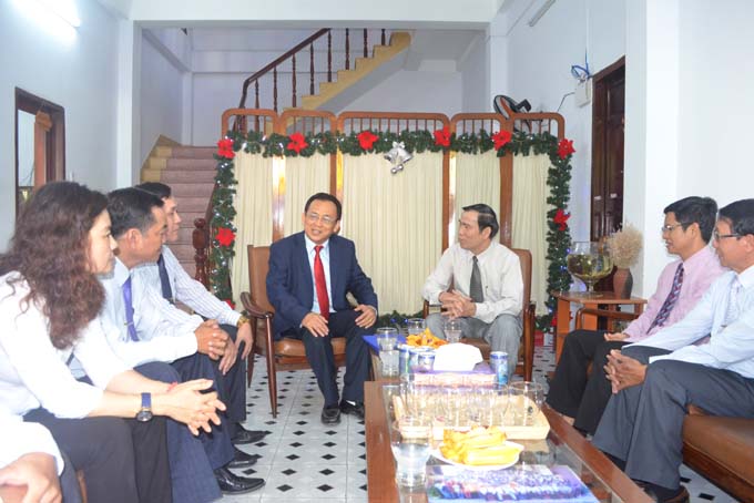 Lãnh đạo tỉnh thăm, tặng quà Ban đại diện Tin lành