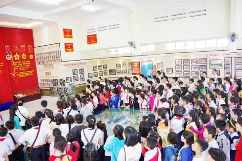 Các giáo viên và học sinh tham quan Nhà truyền thống.