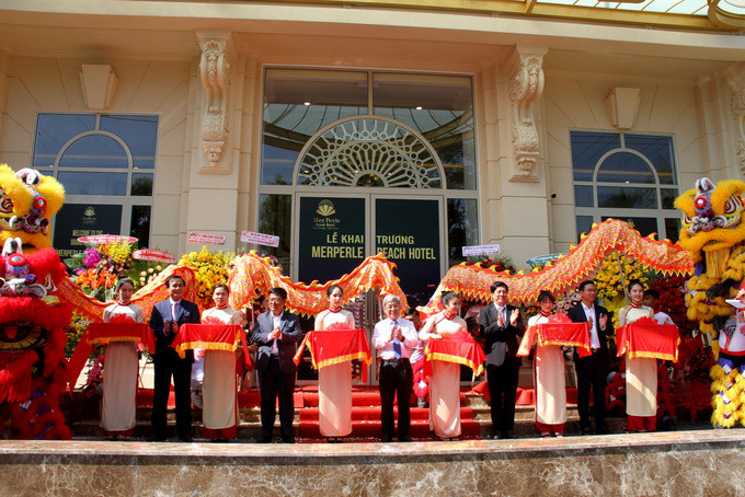  Các đại biểu cùng lãnh đạo Công ty Cổ phần Hòn Tằm Biển Nha Trang cắt băng khai trương khách sạn 