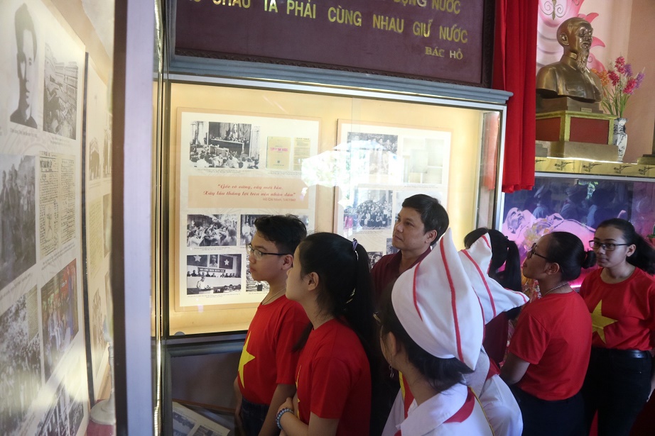 Tham quan khu tưởng niệm Chủ tịch Hồ Chí Minh. 