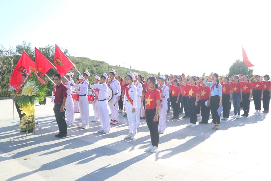Sau đó, đoàn cán bộ, giáo viên và học sinh đã đến dâng hương tại Khu tưởng niệm chiến sĩ Gạc Ma (huyện Cam Lâm). 