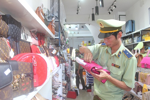 Thu giữ 40 túi xách có dấu hiệu giả thương hiệu nổi tiếng được bảo hộ