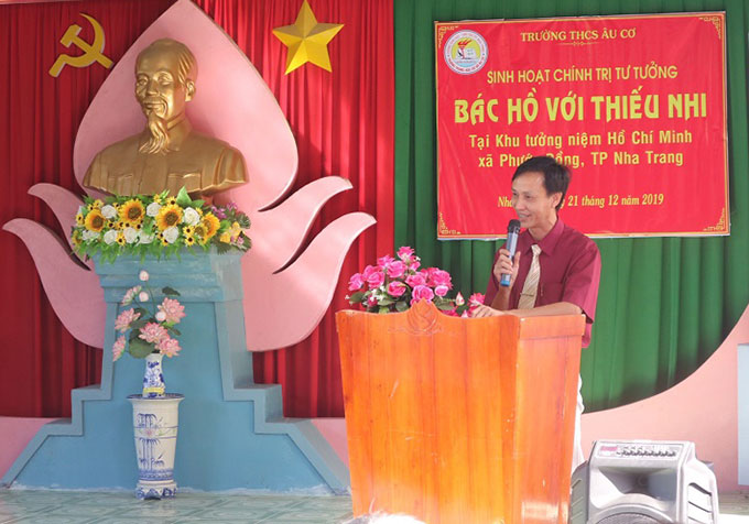 Thầy Võ Tấn Hoàng - Phó Hiệu trưởng phụ trách nhà trường phát biểu tại buổi sinh hoạt.