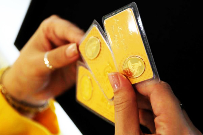 Chịu áp lực từ thị trường chứng khoán, giá vàng đứng im