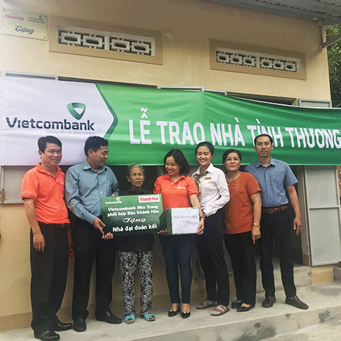 Lãnh đạo Báo Khánh Hòa và Vietcombank Chi nhánh Nha Trang trao nhà tình thương cho bà Thụy