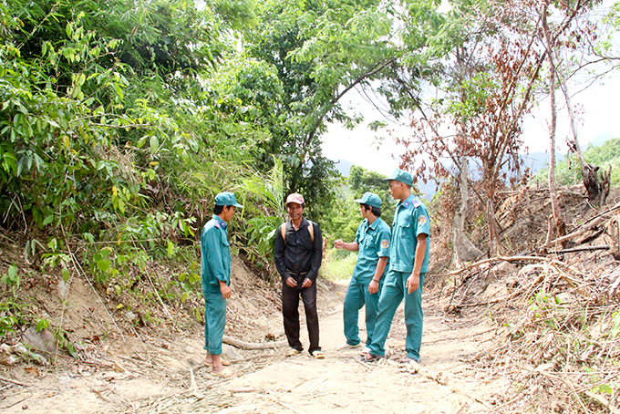  Lực lượng của Công ty TNHH một thành viên Lâm sản Khánh Hòa đóng chốt,  tuyên truyền cho người dân giữ rừng Đa Rao.