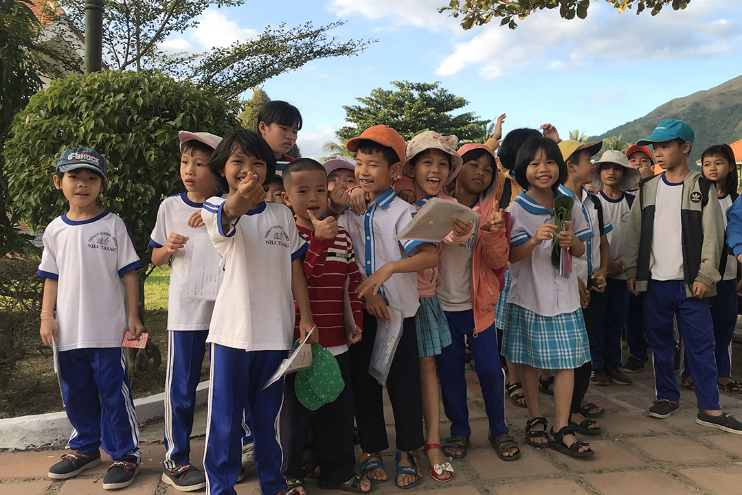 Trẻ em Làng trẻ em SOS Nha Trang vui chơi với ông già Noel