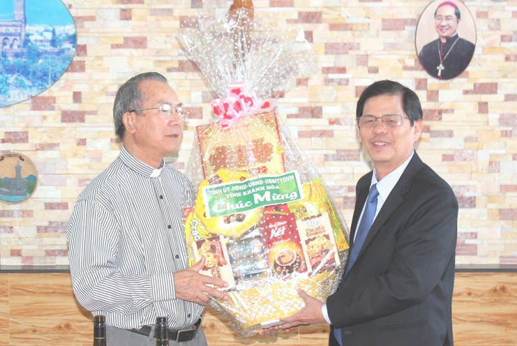 Ông Nguyễn Tấn Tuân (bên phải) thăm, tặng quà, chúc mừng Giáng sinh tại nhà thờ Chánh Tòa.