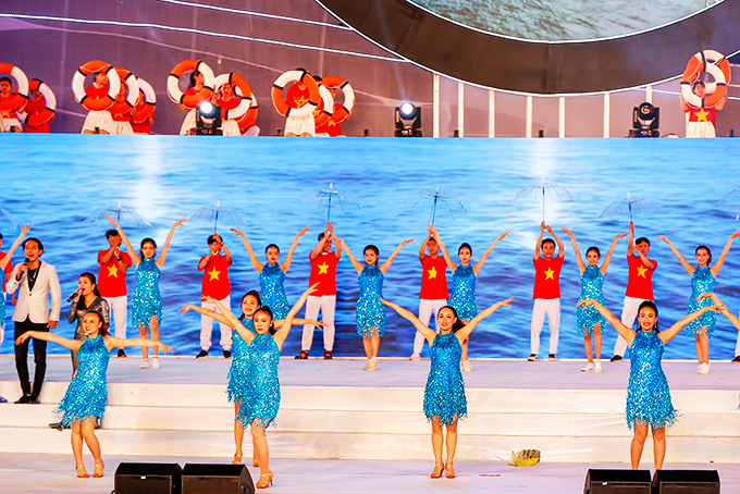 Các nghệ sĩ Đoàn Ca múa nhạc Hải Đăng biểu diễn tại Festival Biển 2019. 