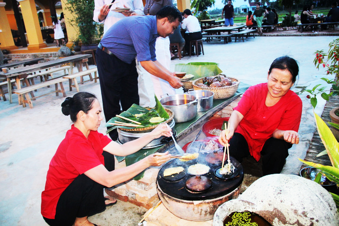 Bánh xèo - món ăn truyền thống của xứ Trầm Hương được nhiều du khách ưa thích.
