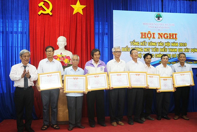 Đồng chí Lê Xuân Thân trao bằng khen của  Trung ương Hội Người cao tuổi Việt Nam cho các tập thể.
