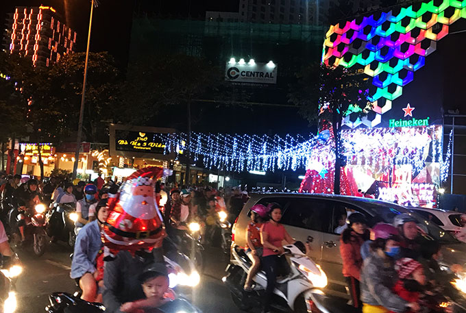 Đường phố Nha Trang đông đúc trong đêm Noel