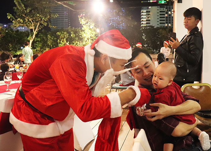 Ông già Noel tặng quà cho trẻ em.