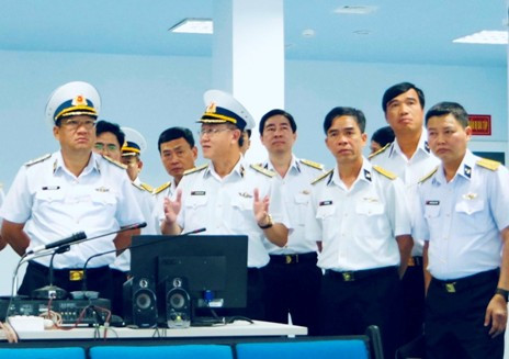 Phó Đô đốc Phạm Hoài Nam (bìa trái) nghe Giám đốc Học viện Hải quân báo cáo các nội dung liên quan.