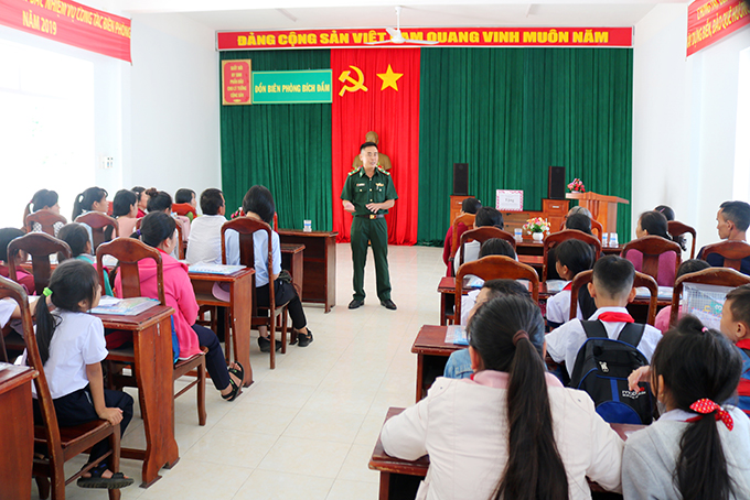Lớp học được tổ chức tại hội trường đơn vị. 