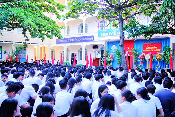 Lễ khai giảng năm học mới tại Trường THPT Nguyễn Thiện Thuật. 