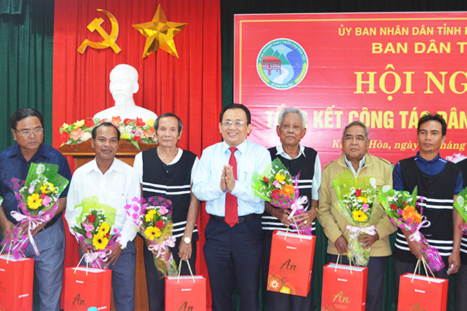 Ông Lê Hữu Hoàng - Phó Chủ tịch UBND tỉnh  trao thưởng cho người có uy tín.