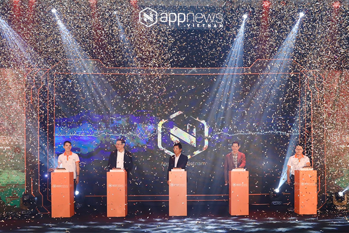 Các đại biểu nhấn nút ra mắt Appnews Việt Nam