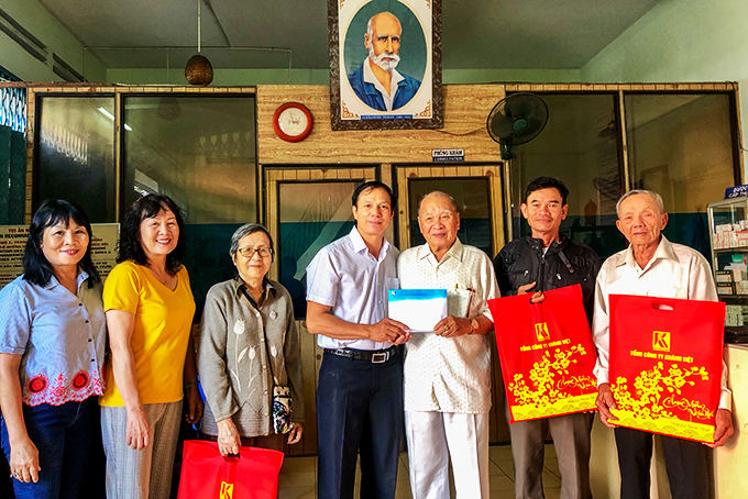 Đại diện Công đoàn Tổng Công ty  Khánh Việt trao tiền tài trợ cho Phòng khám bệnh từ thiện A. Yersin.