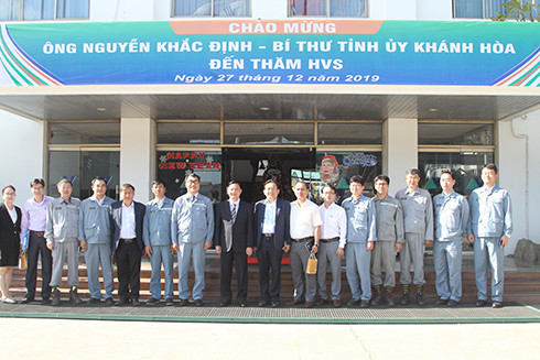 Đoàn công tác chụp hình lưu niệm cùng lãnh đạo Công ty Nhà máy tàu biển Hyundai Vinashin