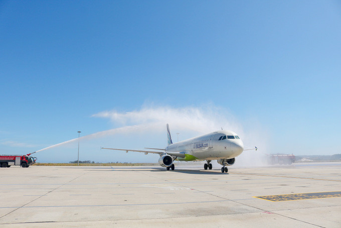  Cảng hàng không quốc tế Cam Ranh chào đón  Air Busan với màn xịt nước quen thuộc