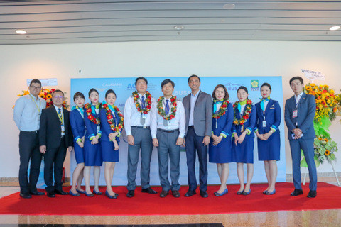  Lãnh đạo Công ty Cổ phần Nhà ga Quốc tế Cam Ranh tặng hoa cho  đại diện hãng Air Busan và tổ tiếp viên