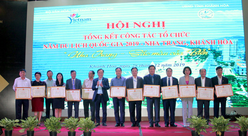  Ông Nguyễn Đắc Tài trao bằng khen UBND tỉnh Khánh Hòa cho các tập thể có nhiều thành tích trong Năm Du lịch quốc gia 2019