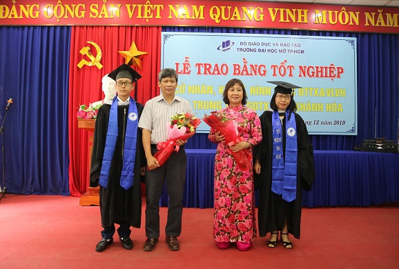 Các học viên tặng hoa cho lãnh đạo Trường Đại học Mở TP. Hồ Chí Minh và Trung tâm Giáo dục thường xuyên tỉnh. 