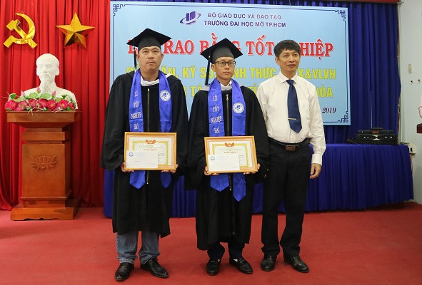 Đại diện Sở Giáo dục và Đào tạo Khánh Hòa trao giấy khen cho học viên có đóng góp trong xây dựng trường lớp. 