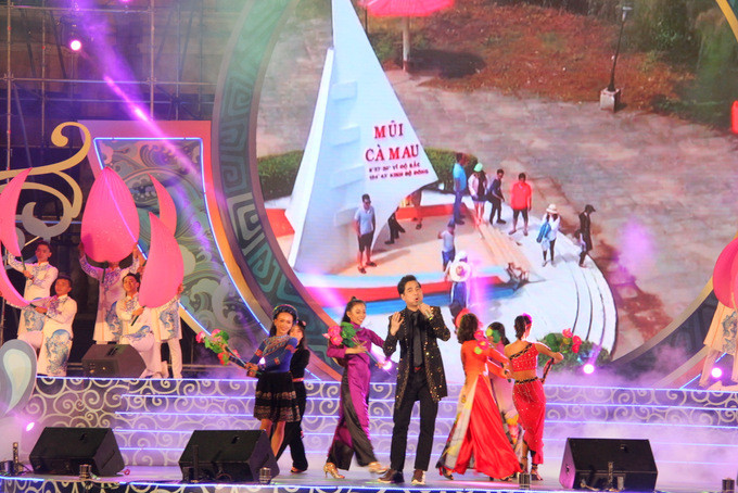 Ca khúc “Yêu dân tộc Việt Nam” qua phần trình bày của ca sĩ Ngọc Sơn đã thể hiện trọn vẹn vẻ đẹp văn hóa, thiên nhiên, con người Việt Nam.