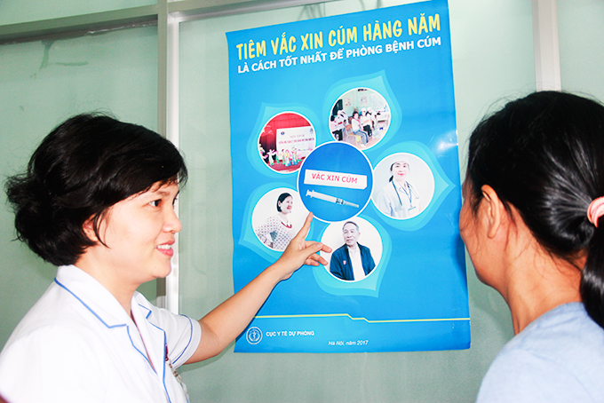Tuyên truyền tiêm ngừa cúm cho người dân tại cơ sở y tế.
