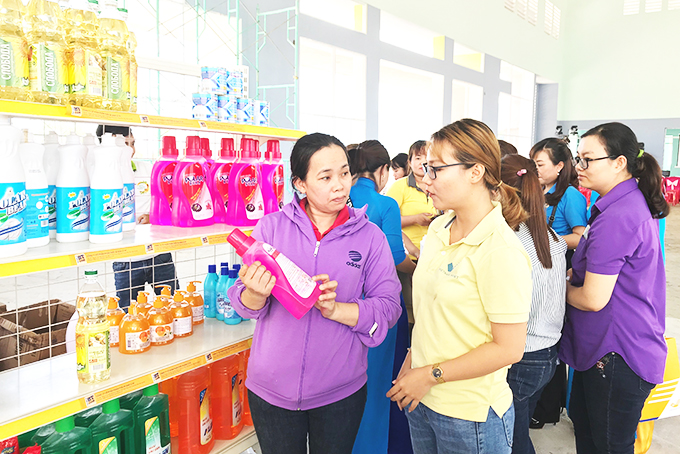 Công nhân mua hàng giảm giá tại quầy hàng lưu động do Bưu điện tỉnh  mở tại Khu Công nghiệp Suối Dầu.