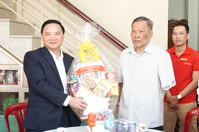 Ông Nguyễn Khắc Định tặng quà cho thương binh Hồ Kỳ Mai.