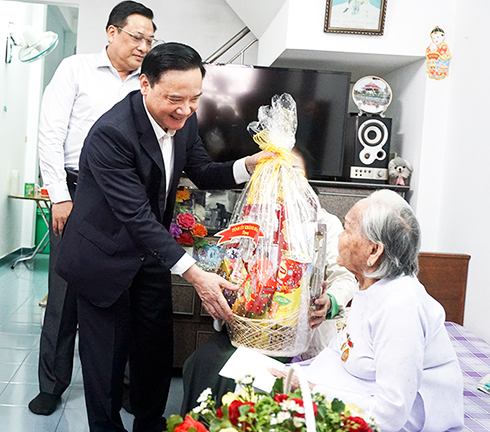Ông Nguyễn Khắc Định tặng quà  cho Bà mẹ Việt Nam Anh hùng Đặng Thị Bích.