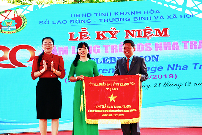 Làng SOS Nha Trang vinh dự nhận cờ thi đua của UBND tỉnh.