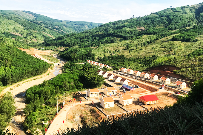zzDự án Khu tái định cư Dốc Trầu đã hoàn thành xây dựng cơ bản nhưng còn vướng mắc trong cấp đất tái định canh cho các hộ dân.