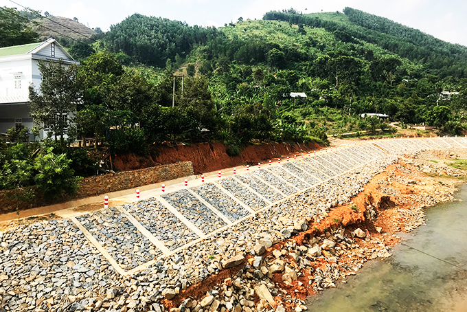Dự án kè chống sạt lở bờ sông Tô Hạp đoạn thị trấn Tô Hạp - Sơn Hiệp gặp khó về mặt bằng thi công  