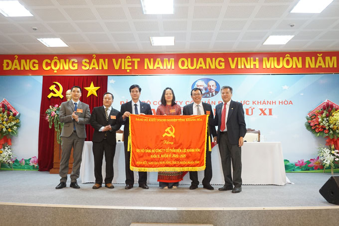 Ông Trần Xuân Lãm - Bí thư Đảng ủy Khối doanh nghiệp tỉnh (bìa phải) trao cờ cho Đảng bộ.