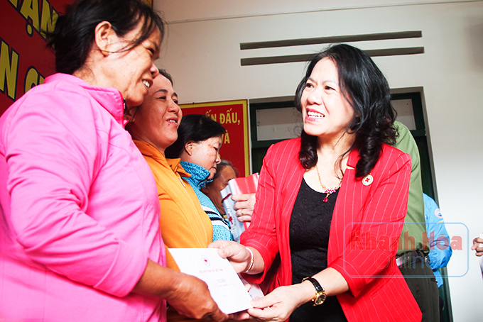 Bà Nguyễn Thị Xuân Thu - Chủ tịch Hội Chữ thập đỏ Việt Nam trao tặng quà Tết cho người dân ở huyện Vạn Ninh.