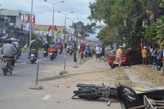 Ô tô tông xe máy, nhiều người bị thương