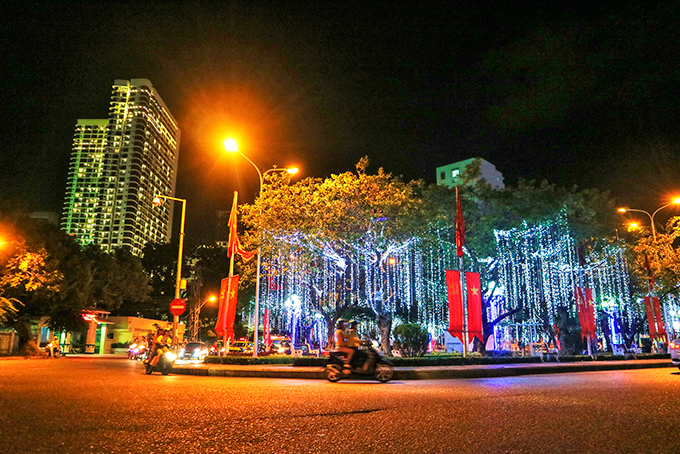 Đường phố Nha Trang lung linh về đêm