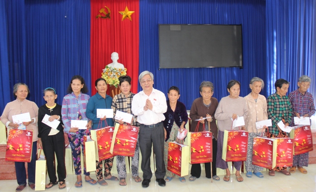 Những suất quà Tết trao cho người dân xã Vạn Phú.