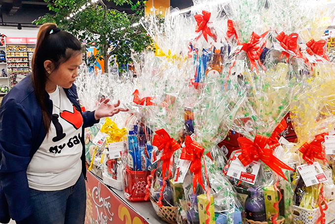 Khách hàng chọn mua giỏ quà Tết tại một siêu thị ở Nha Trang.  