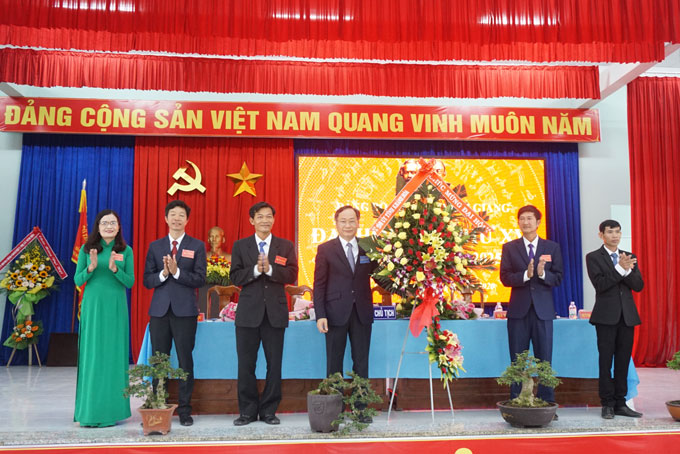 Ông Nguyễn Đắc Tài tặng hoa chúc mừng đại hội.