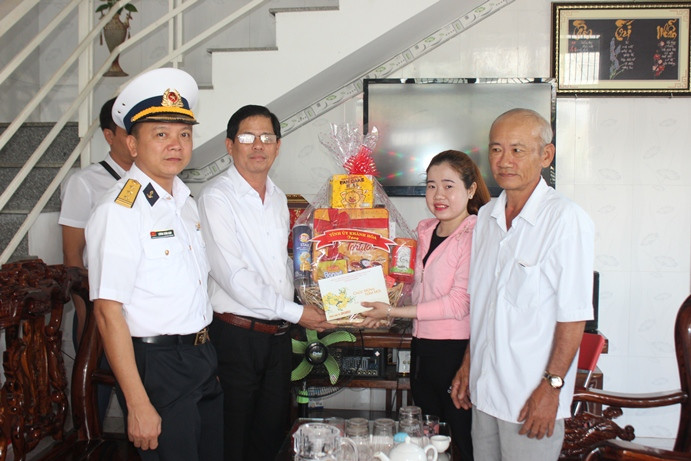 Ông Nguyễn Tấn Tuân tặng quà, chúc Tết thân nhân Trung úy Nguyễn Hồng Hải.