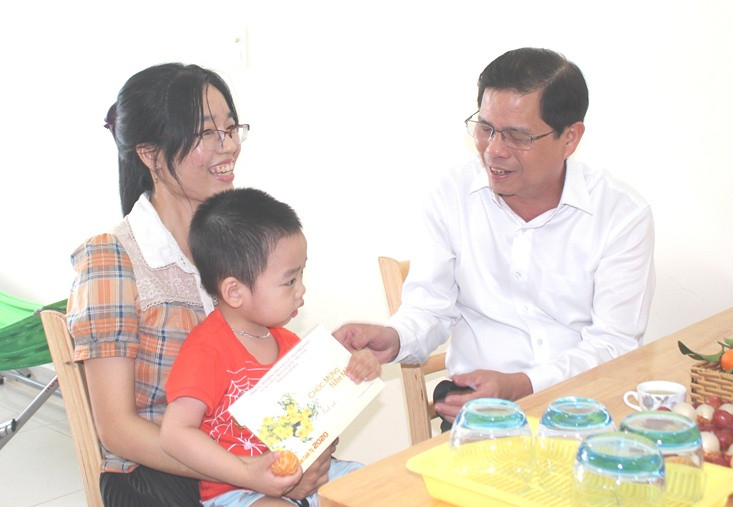 Ông Nguyễn Tấn Tuân tặng quà, chúc tết thân nhân Thượng úy Trần Tiến Trung.